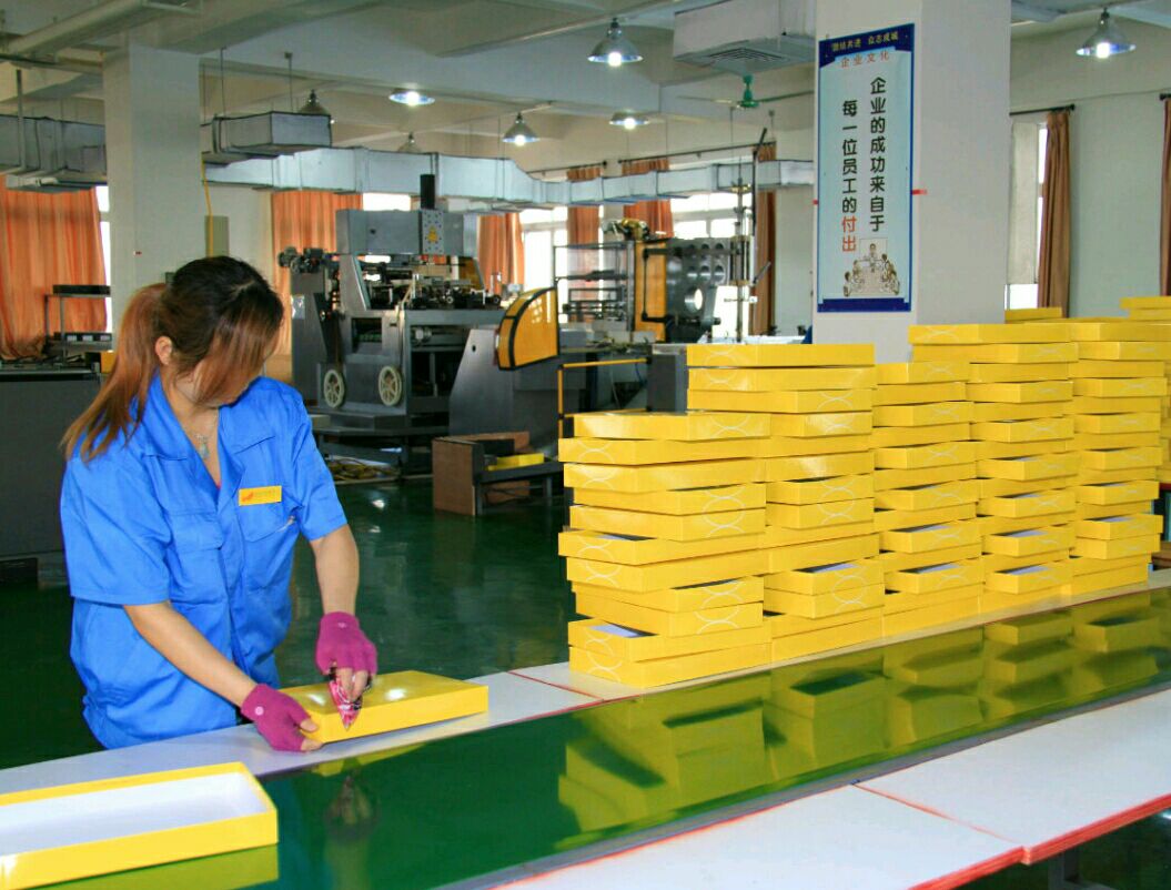 廠內(nèi)設(shè)備齊全，承接印刷品與PVC包裝一站式服務(wù)